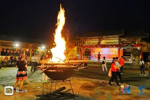 千年瑶寨上面举行的篝火晚会,氛围很浓啊
