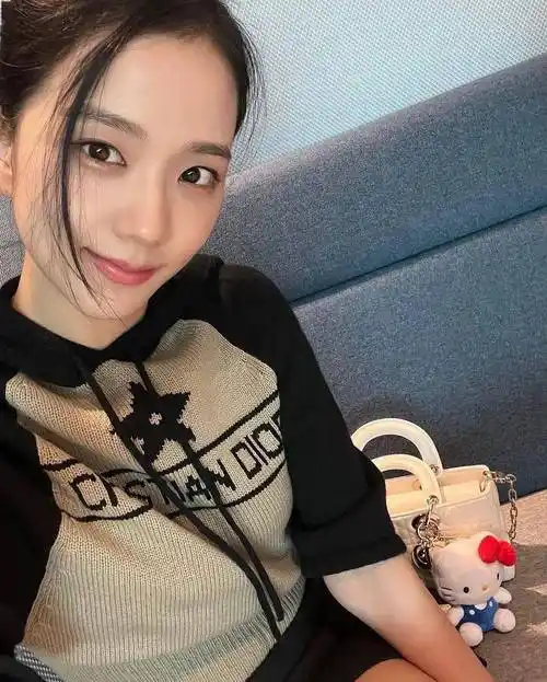 jisoo solo 出道造型太美了!不愧是"人间dior"!