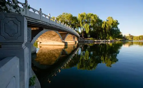 《陶然亭的拱桥》