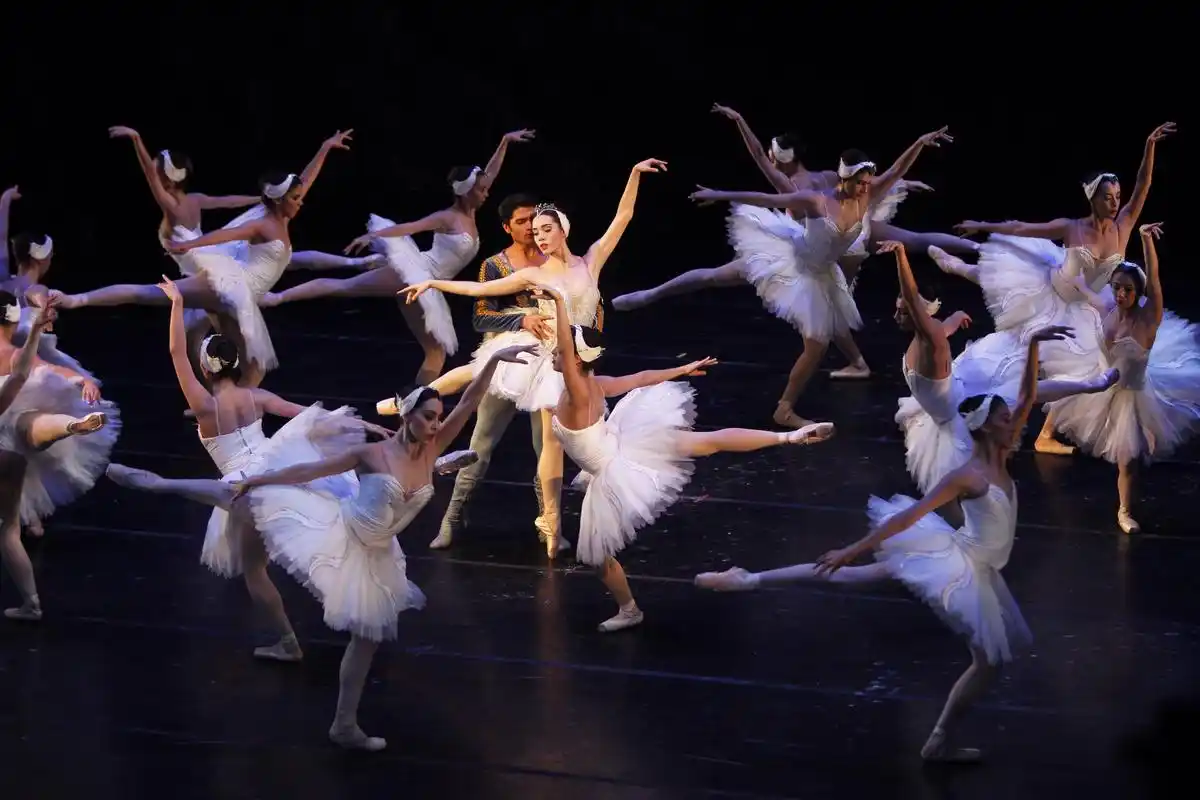 芭蕾舞剧《天鹅湖》在墨西哥上演(1)