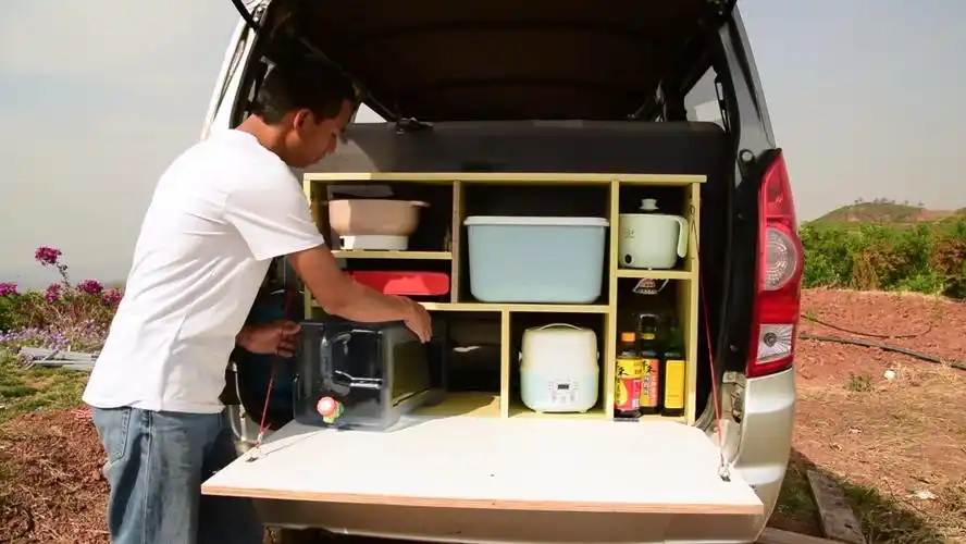 大凉山小伙穷游自驾中国,100块钱搞定床车厨房,做饭方便又省钱