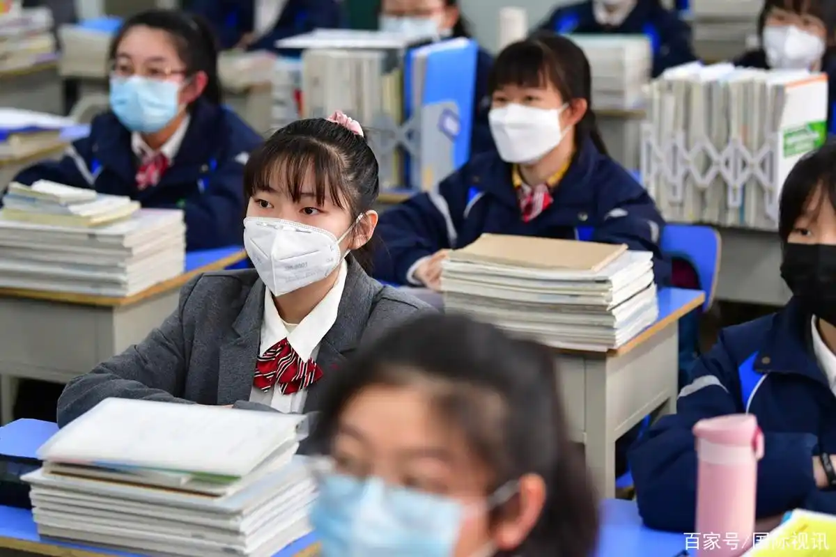 新冠肺炎:中国开学防疫,这些学生戴口罩上课