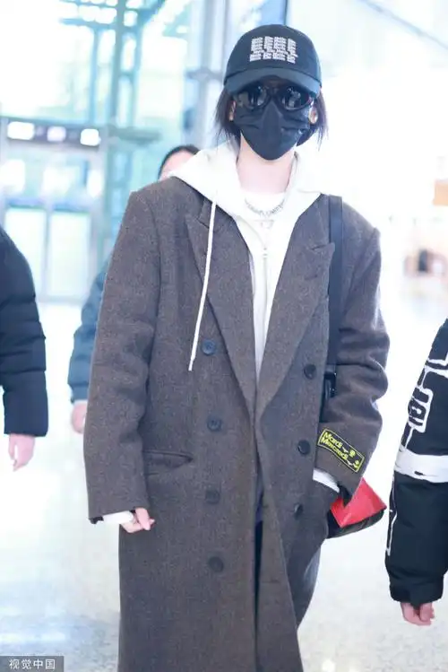 组图:杨超越咖色大衣现身机场 墨镜口罩全副武装不掩气场