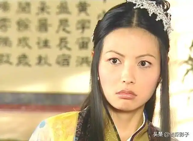 《雪花女神龙》中陈孝萱扮演欧阳盈盈,她是四方城城主的女儿,其实从小