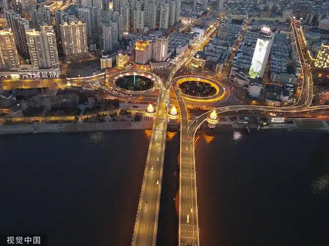 哈尔滨:松花江公路大桥宛如玉带 耀眼夺目