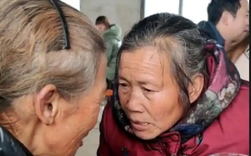 抖音上非常忙的两位大妈,农村大妈们的唠嗑日常 明人不说暗话,这个