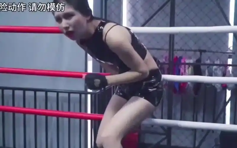 美女拳击 女子拳击打腹吐水