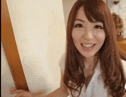 搞笑美女gif美女真不怕尴尬什么衣服都敢穿搞笑妹子gif