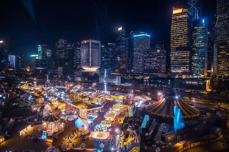 绚丽多彩五光十色的维多利亚港,熙熙攘攘的的旺角……香港是购物天堂