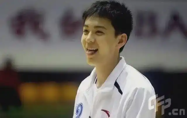 会打篮球的男孩子年纪大了也帅辽宁篮球队的主教练杨鸣就是例子