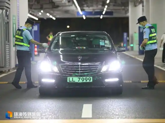 "港车北上"政策实施首日,首辆香港单牌车经港珠澳大桥珠海公路口岸