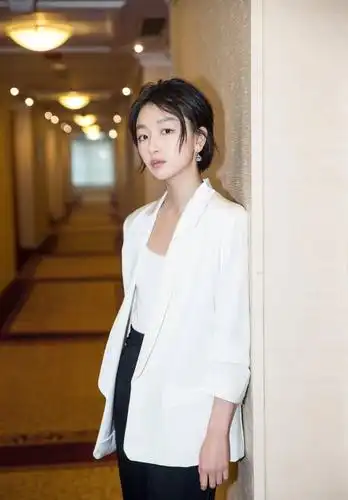 周冬雨"猫啃式"发型好干练,配衬衣裙性感又撩人,不愧是小女神
