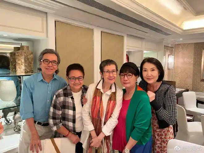 邓光荣遗孀与姜大卫夫妇聚会71岁好优雅老公离世11年仍单身