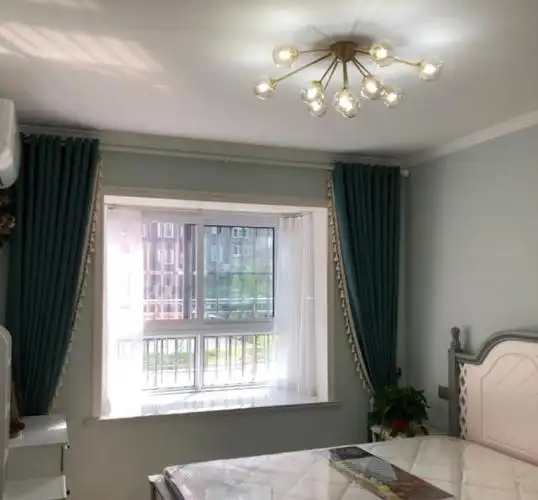 屋顶上安装了石膏线,所以没有制作窗帘盒,做了窗帘盒的话,会看起来很