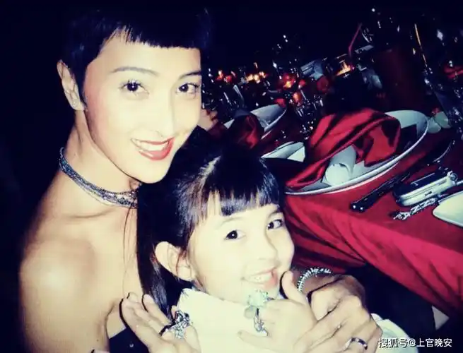 和edmond fan离婚后,上山诗钠嫁给了警察孔小宝,这段婚姻也只是维持了