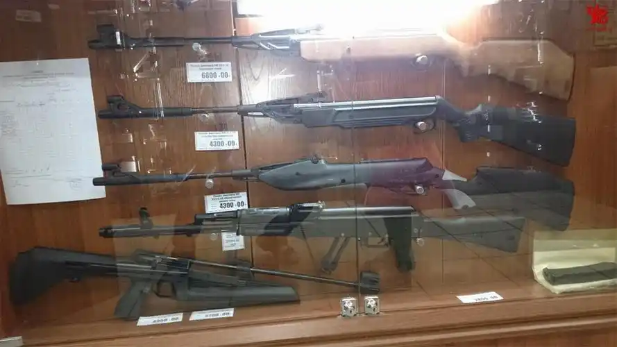 近日,中国网友在海参崴旅游途中发现了一家当地的枪店,并进入参观.