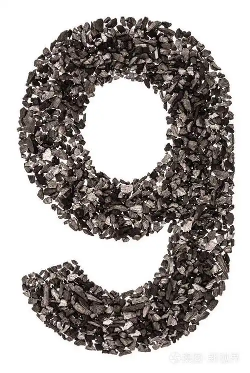 阿拉伯数字9九从黑色的天然木炭孤立