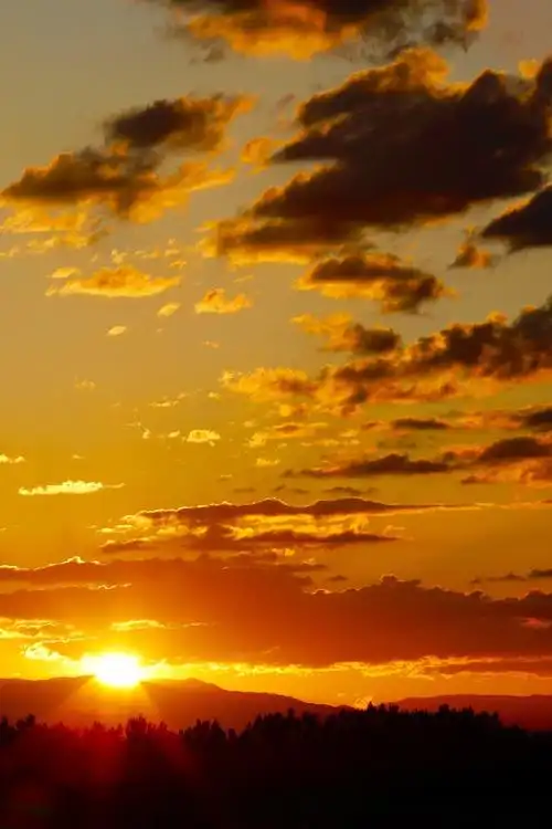 日出东方霞光艳