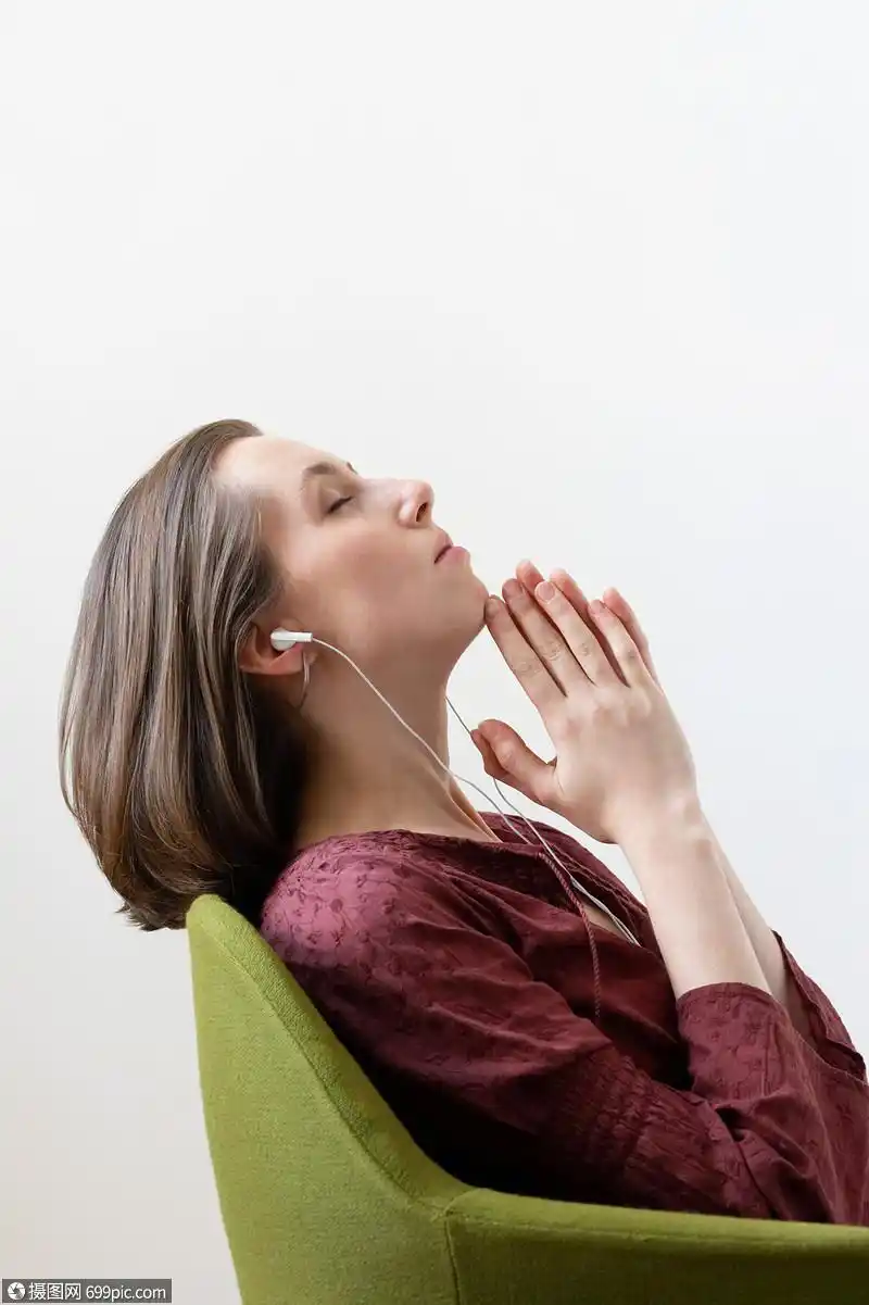 女生躺在椅子上听音乐