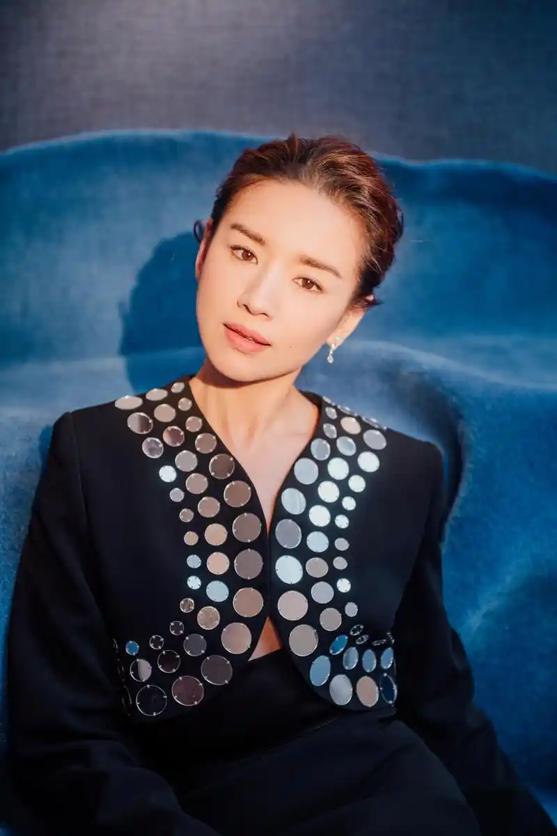 董洁亮相中国风盛典 帅气与优雅兼备点亮潮流魅力