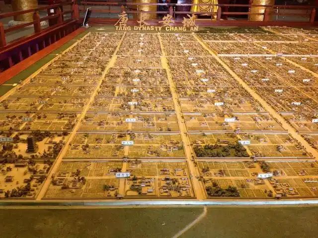 浅析唐长安城内"天人合一"的建筑布局及其含义