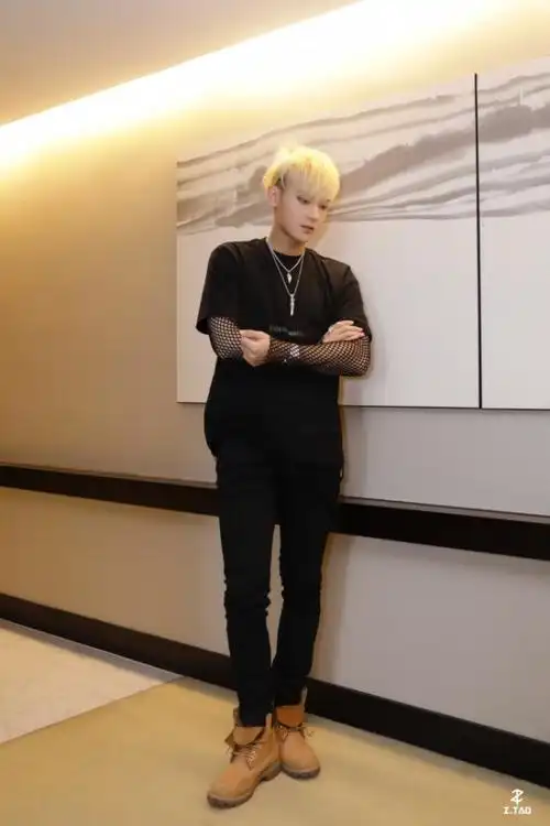 黄子韬把渔网袜穿在手上,杨幂都输了