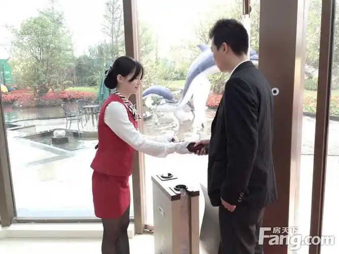 售楼处门口的项目名称十分醒目,销售人员很美很热情,保安很帅而且有
