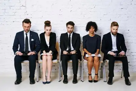 紧张等待面试的人照片