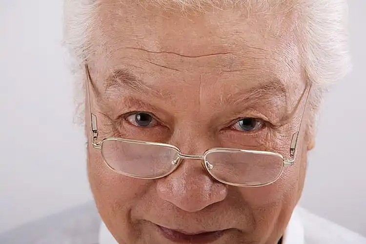 戴眼镜的老人面部特写_图片大全—全景创意图库(quanjing.