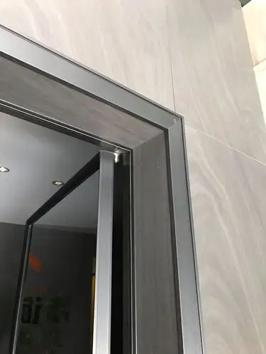 金属包边玻璃门