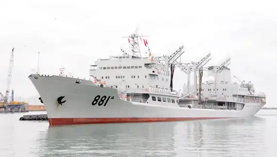 12月3日,中国海军"洪泽湖"号远洋综合补给舰抵达秘鲁最大的港口卡亚俄