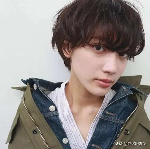 适合额头窄的发型(额头窄适合最佳发型)