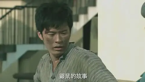 在故事"杀死逸先生"中,曾小贤本想用铁锹从监狱里挖地道出来越狱,没