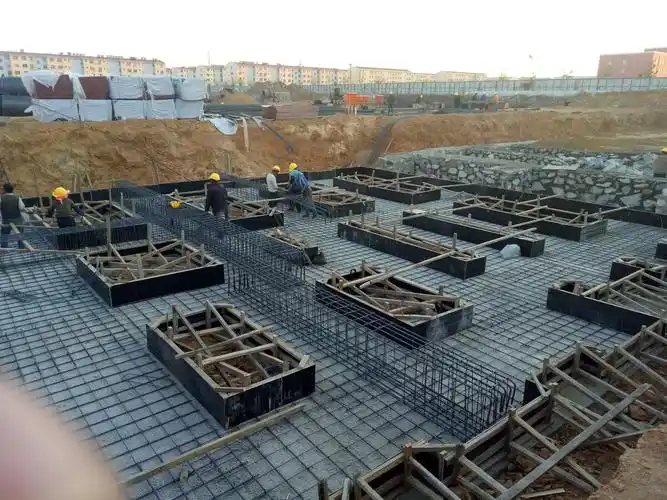 建筑工地工人们正在梆札地基圈梁