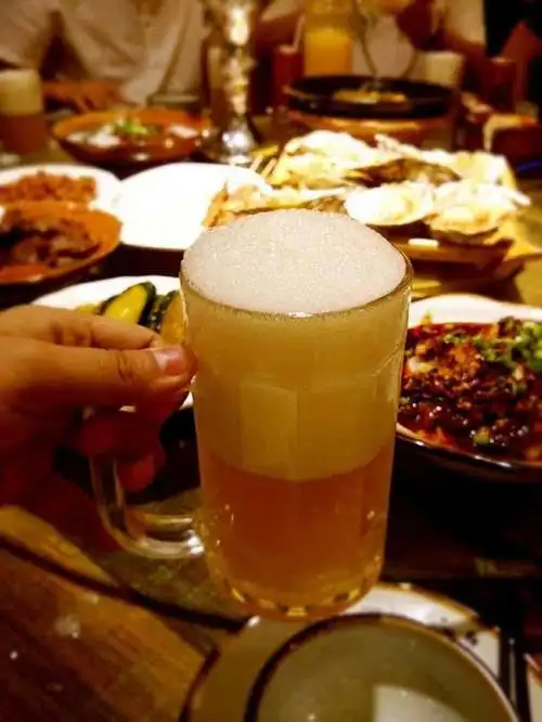 三伏天烧烤搭配啤酒,但为何不建议与白酒"混着喝"?听行家解答