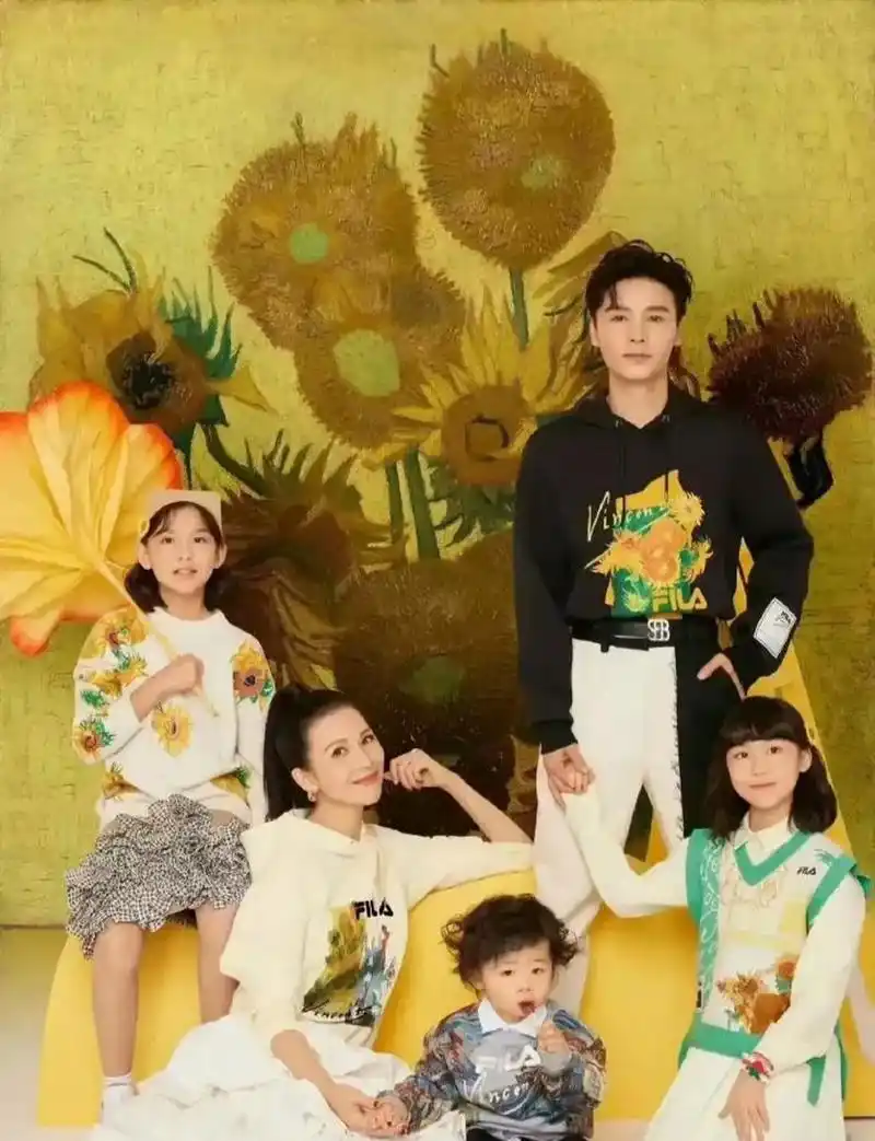 罗晋,蔡少芬全家福.