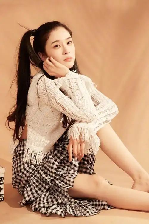 赵樱子时尚穿搭,既时尚又性感赵樱子白色裙子写真照