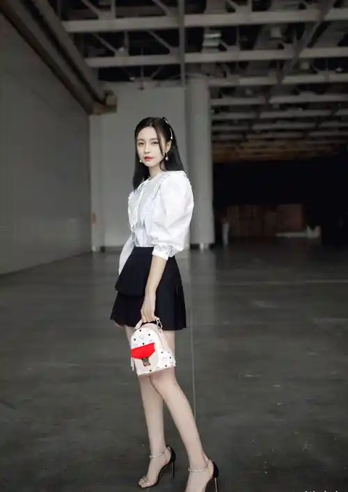 沈梦辰示范高个女孩穿搭,一袭灰色吊带裙,既显腿长还显温婉气质_身材