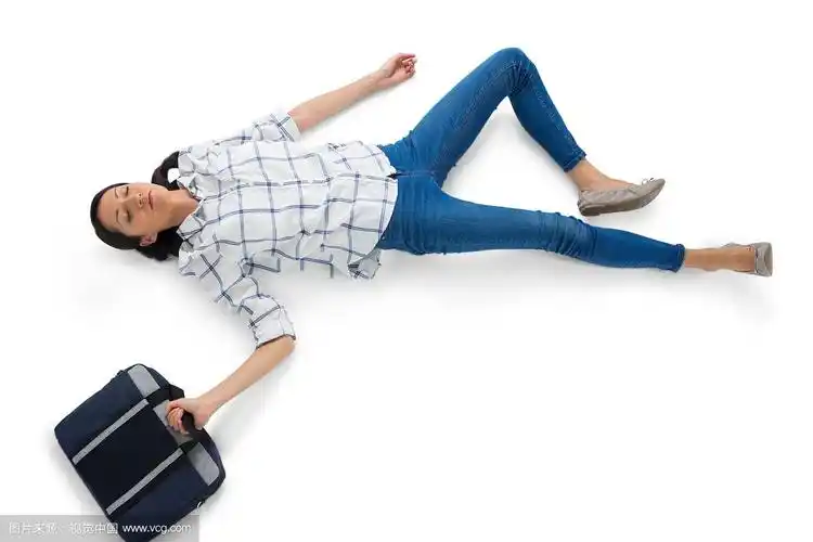 昏迷的女人躺在白色的背景上