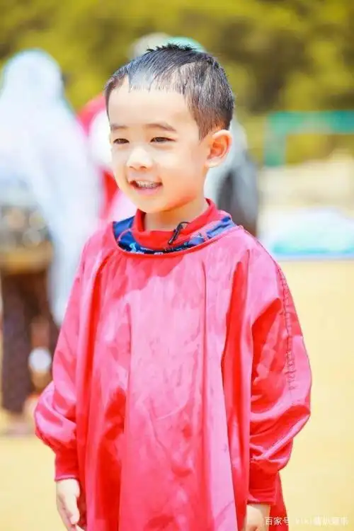 陈小春儿子用滤镜变成了有胡子的成年男子,依旧软萌可爱