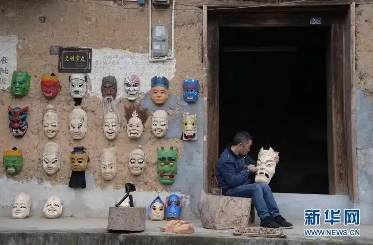 湖北恩施:傩面具制作技艺的传人