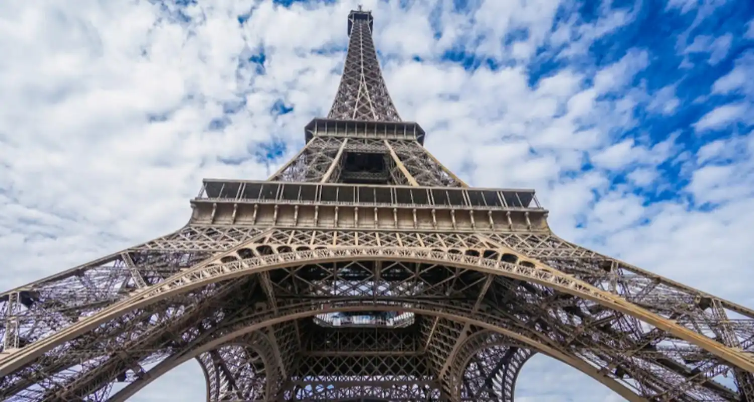 巴黎艾菲尔铁塔 艾菲尔铁塔是法国巴黎的一座标志性建筑,建于1889年