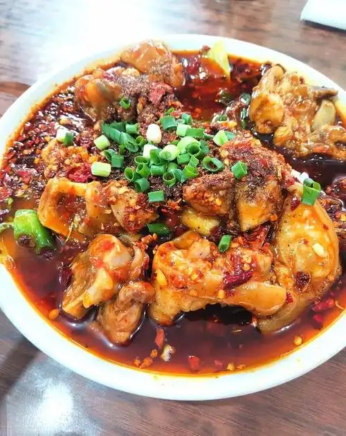 重庆地道的老馆子,招牌菜麻辣蹄花,味道真的安逸 !