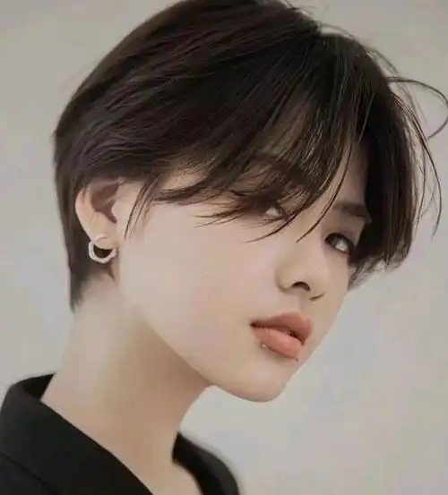 白金色的露耳短发发型,头发颜色特别洋气显白,自带纹理感的短发,出门