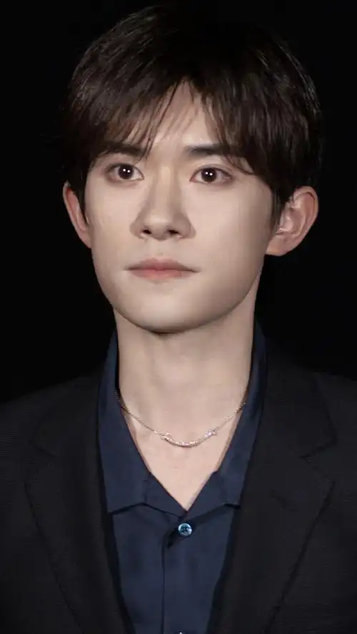 易烊千玺直播##易烊千玺被冻得双手握拳