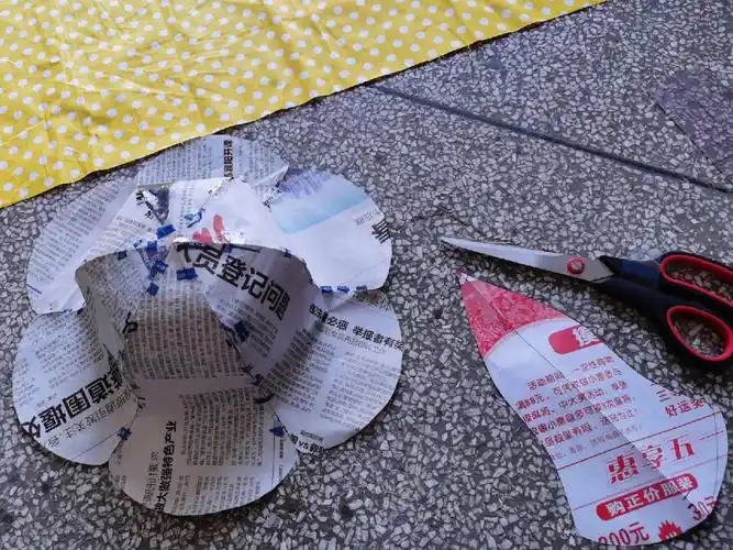 给闺女做了海军服后剩的布料,正好做一顶花瓣帽,用报纸做纸样,反复