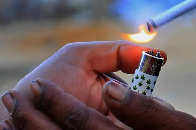 成年人,手,一个人,吸烟,横图,室内,特写,白天,火,仅一个男性,火焰