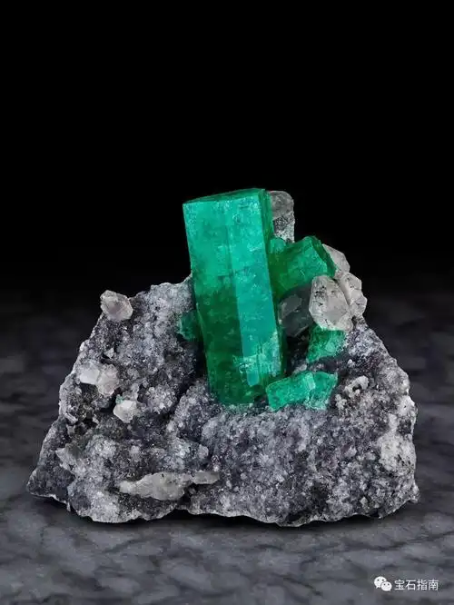 展会纽约举行magnificentemeraldsfurastears祖母绿矿物原石展