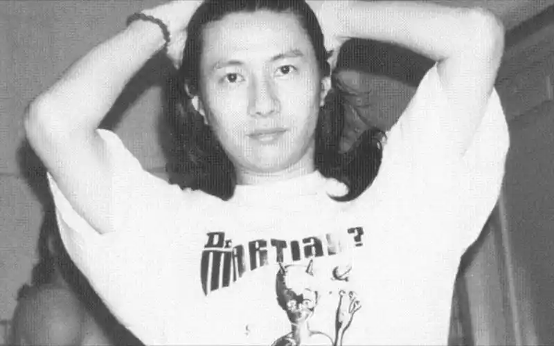 年轻的郑钧都帅成什么样了?接受香港采访顾盼神飞,简直惊为天人