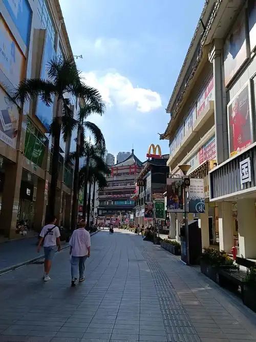 闲来无事,节日前客流不多,闲逛一逛深圳的东门老街步行街. - 抖音